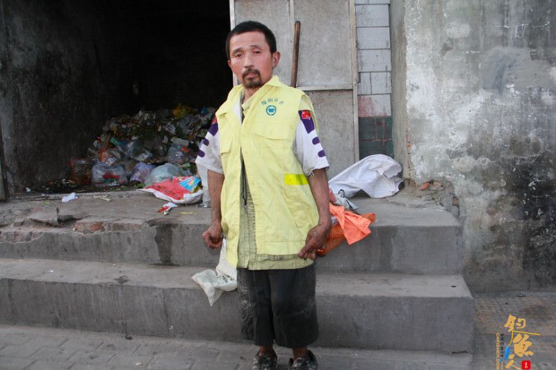  一位清洁工在垃圾房中的生活 --记绵阳市一位无工资无住所无人管的残疾人