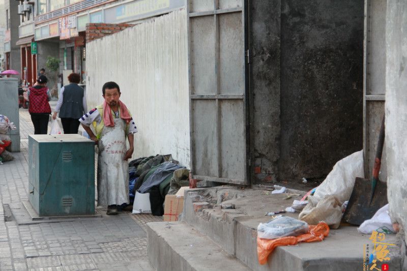 一位清洁工在垃圾房中的生活 --记绵阳市一位无工资无住所无人管的残疾人