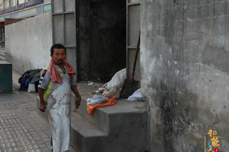 一位清洁工在垃圾房中的生活 --记绵阳市一位无工资无住所无人管的残疾人