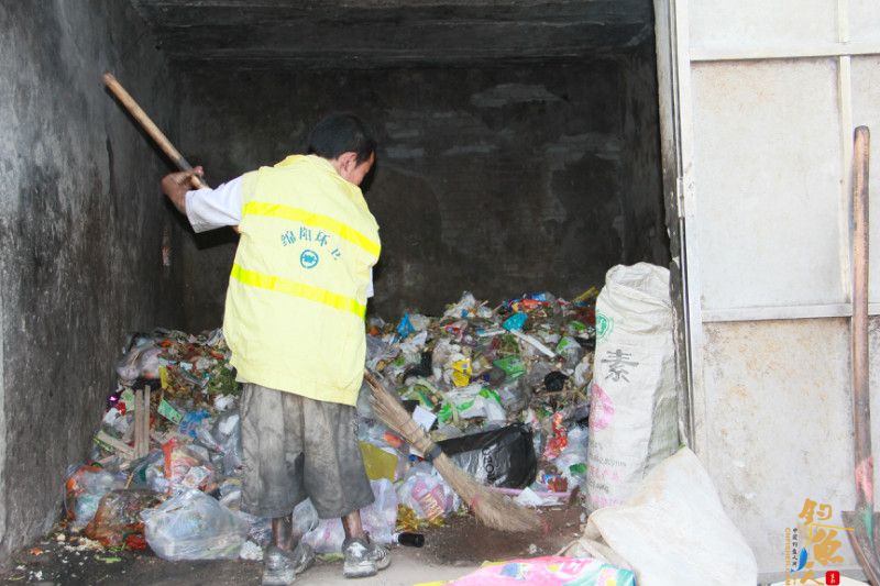 一位清洁工在垃圾房中的生活 --记绵阳市一位无工资无住所无人管的残疾人