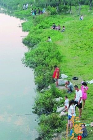 海珠湖旁边围满了钓鱼的市民