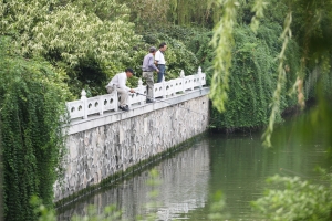 扬州城区河道垂钓热，该谁管？