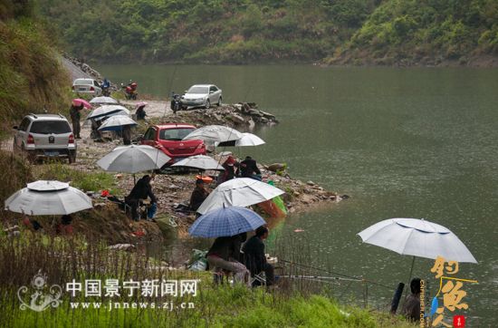 近千钓客冒雨赴千峡湖垂钓