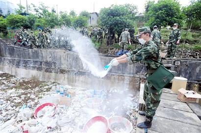 芦山清仁乡一养殖场池漏鱼死，300余武警官兵奋战近20小时进行防疫处理填