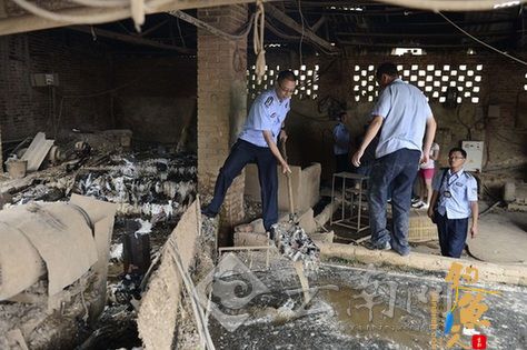 昆明河边塑料厂和搅拌站被叫停 污水直排捞鱼河 执法人员现场处理