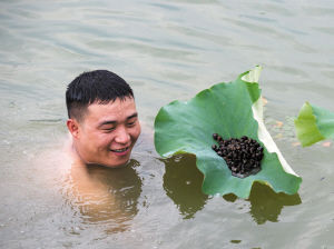 下下雨钓钓鱼摸摸螺蛳 一盘下酒菜  图 