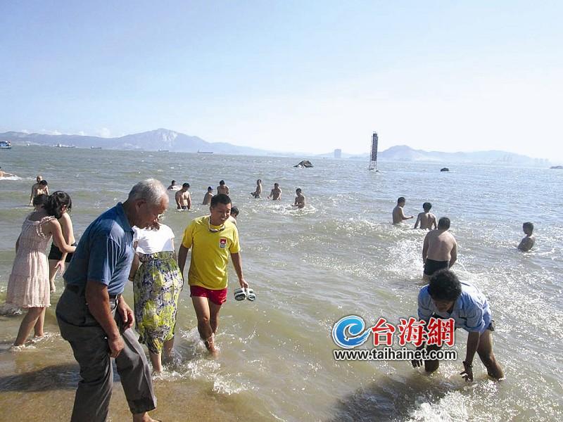 海峡导报：福建厦门白城鱼群上沙滩 游客乐抓鱼 组图