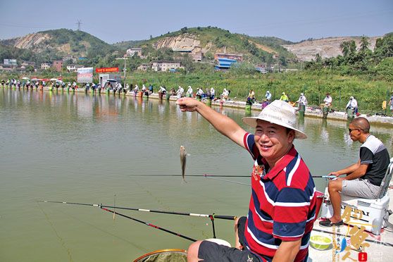 中梁镇调整产业结构 荒芜土地变身垂钓基  组图