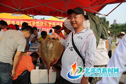 广西防城港一市民近海钓到近10斤重的“魔鬼鱼” 现场组图