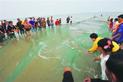 灵山湾国际拉网节正式拉开帷幕青岛灵山湾300游客拉800米大渔网 只捞上70斤 