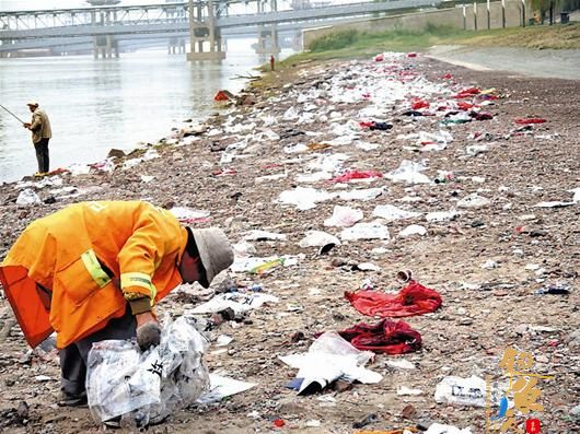 武汉江滩现遍地垃圾 钓鱼爹爹称恶心不回头，提醒市民游玩勿忘保护环境