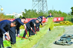 怀柔市渔政、水政执法人员水库岸边集中销毁违规渔具