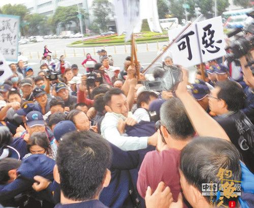 台湾大厂废水污染海域 渔民带臭鱼抗议爆冲突 图