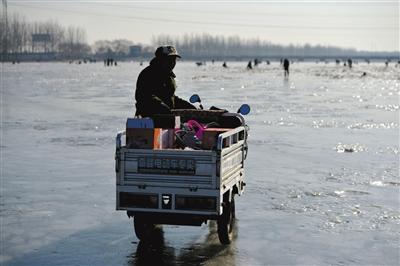 北京数百市民凿冰钓鱼 大量垃圾冻在河面 组图