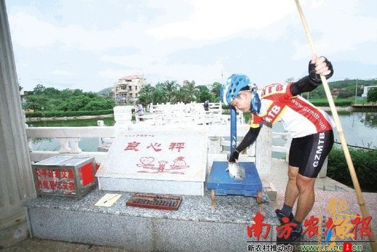 广东一村集体鱼塘无人看管 村民钓鱼自称重自付钱